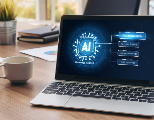 Auf einem Tisch steht ein Laptop, auf dessen Bildschirm ein Symbol für Künstliche Intelligenz zu sehen ist: Der Schriftzug "AI", neben dem mehrere Menüfelder zu sehen sind. Das Menüfeld "Text Generation" (Texterzeugung) ist ausgewählt.