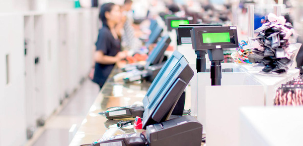 eine Reihe vieler Kassen hintereinander