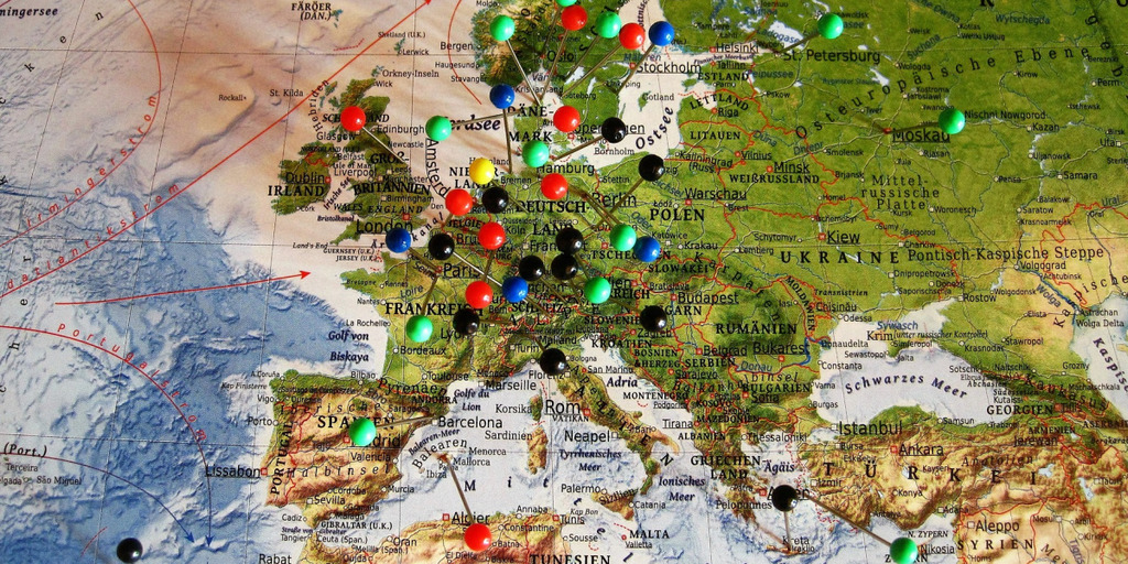 Bild von einer Europakarte mit vielen Stecknadeln.