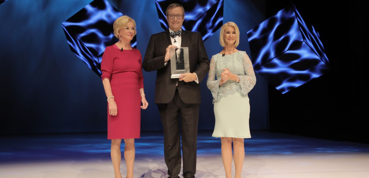 (© Kai Uwe Oesterhelweg) V.l.n.r.: Liz Mohn, Toomas Hendrik Ilves with the 2017 Reinhard Mohn Prize and Brigitte Mohn.