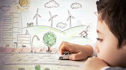 Ein Junge spielt mit einem Spielzeugauto. Im Hintergrund ist ein gemaltes Bild einer Stadt mit Windkraftanlagen und Sonnenenergiekollektoren.