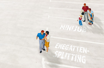 Figuren, die ein Paar ohne Kinder sowie ein Elternpaar mit zwei kleinen Kindern symbolisieren, laufen über einen Parkplatz, auf dem die Wörter "Minijob" und "Ehegattensplitting" aufgemalt sind.