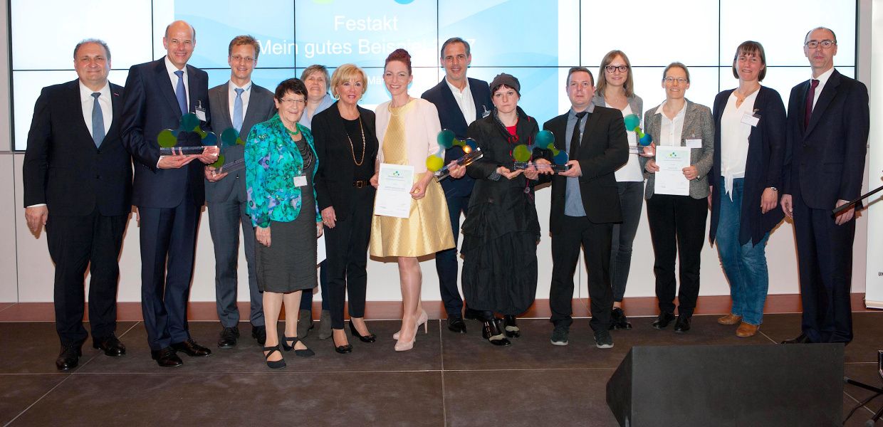 (© Thomas Kunsch) Gruppenfoto der Preisträger von Mein gutes Beispiel 2017 mit Liz Mohn, Rita Süssmuth, Hans Peter Wollseifer und Dirk Stocksmeier