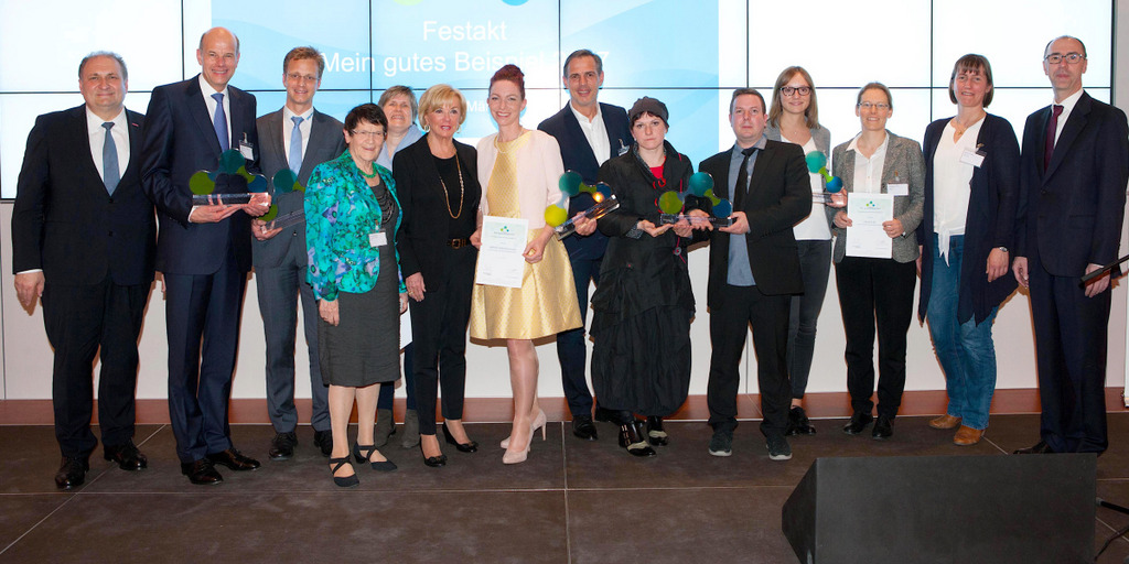 Gruppenfoto der Preisträger von Mein gutes Beispiel 2017 mit Liz Mohn, Rita Süssmuth, Hans Peter Wollseifer und Dirk Stocksmeier