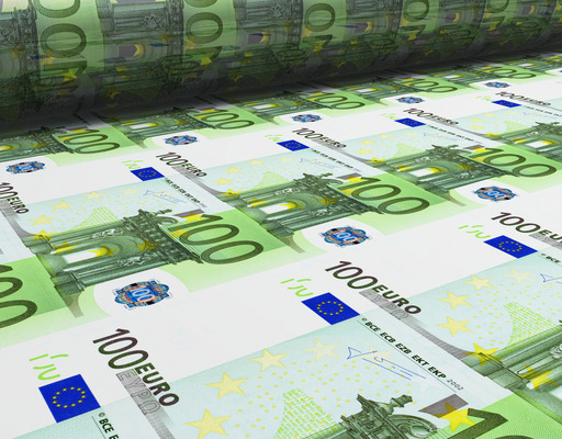 Eine Geldpresse druckt eine lange Bahn von 100-Euro-Scheinen.