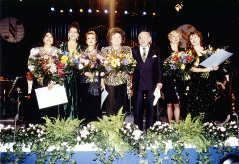v.l. Laura Polverelli , Nicola Beller , Marina Ivanova, Birgit Nilsson, August Everding, Liz Mohn und Karin Süß