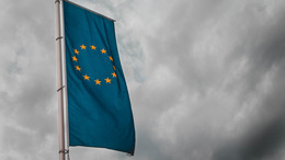 Europaflagge vor bewölktem Hintergrund