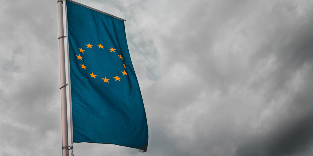 Europaflagge vor bewölktem Hintergrund