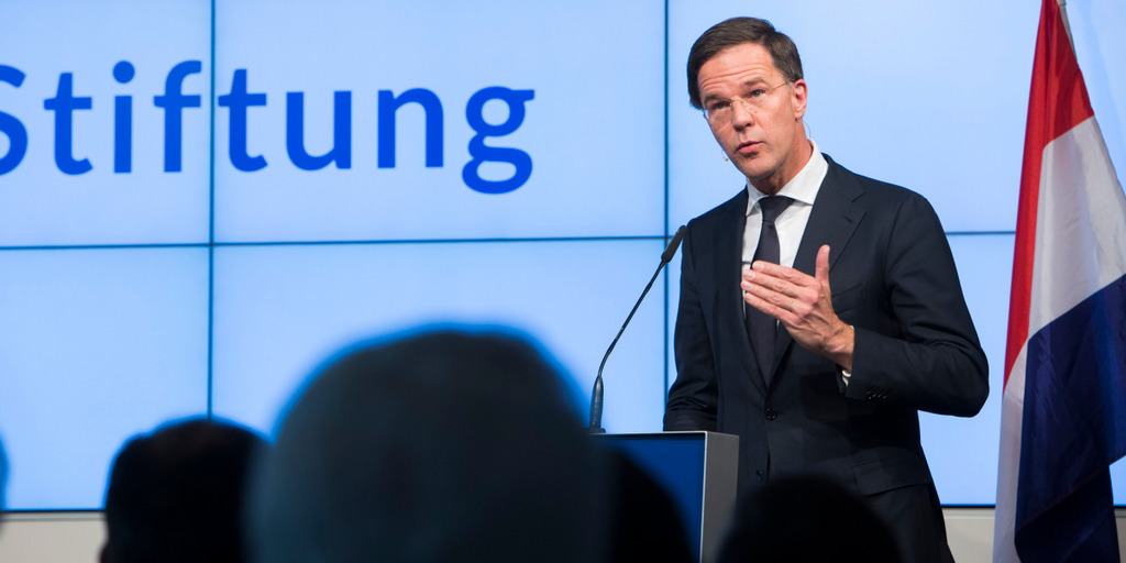 Der niederländische Ministerpräsident Mark Rutte steht während seiner Rede am Rednerpult in der Hauptstadtrepräsentanz der Bertelsmann Stiftung und gestikuliert mit seiner linken Hand.