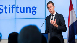 Der niederländische Ministerpräsident Mark Rutte steht während seiner Rede am Rednerpult in der Hauptstadtrepräsentanz der Bertelsmann Stiftung und gestikuliert mit seiner linken Hand.