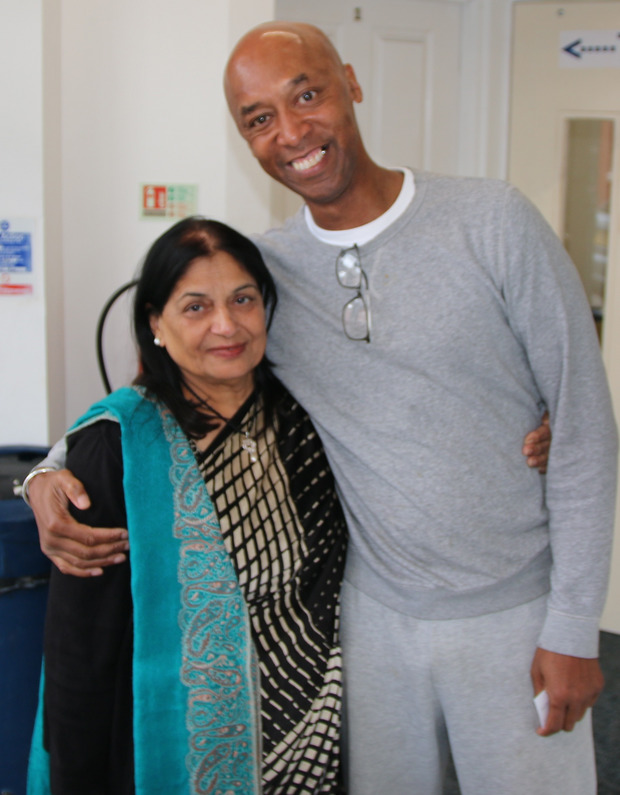Stadträtin Manjula Sood mit Michael Lewis, Kuratoriumsmitglied der Waterfront Sports & Education Academy