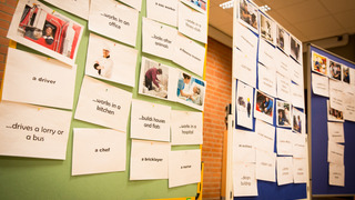 Flipcharts mit Collagen zu unterschiedlichen Berufen