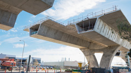 Ein Blick auf zwei Teile einer Brückenkonstruktion, die noch zusammengefügt werden muss.