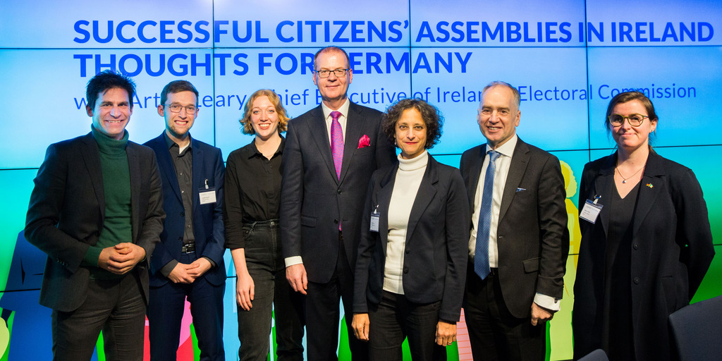 Gruppe vor Medienwand