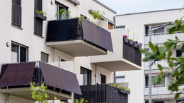 Balkon-Solarmodule für Mehrfamilienhäuser. Mini-Solarkraftwerk auf Balkonen von modernen Mehrfamilienhäusern in Deutschland