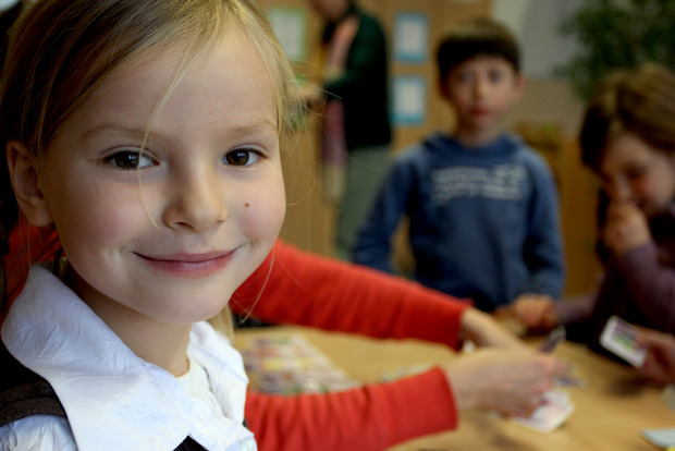 Eine Schülerinn der Grundschule Wolperath-Schönau lächelt in die Kamera.