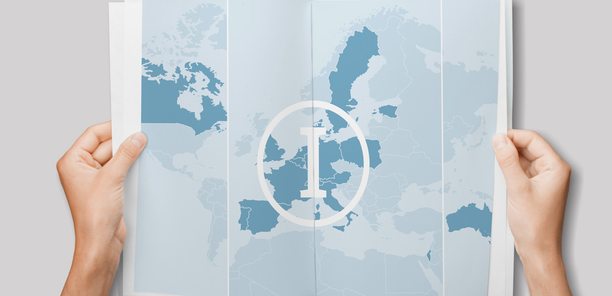 Hände halten eine Landkarte