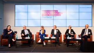 Sechs Personen auf dem Panel
