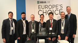 Teilnehmer der Strategiegruppe Schlüsselstaaten Christian Koch, Adnan Tabatabai, Stefan Meister, Miriam Kosmehl, Wilfried Jilge, Erdal Yalcin, Christian-Peter Hanelt vor dem CEPS Ideas Lab-Logo