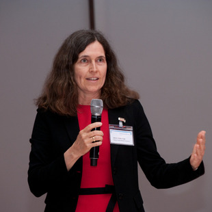 Frau erzählt