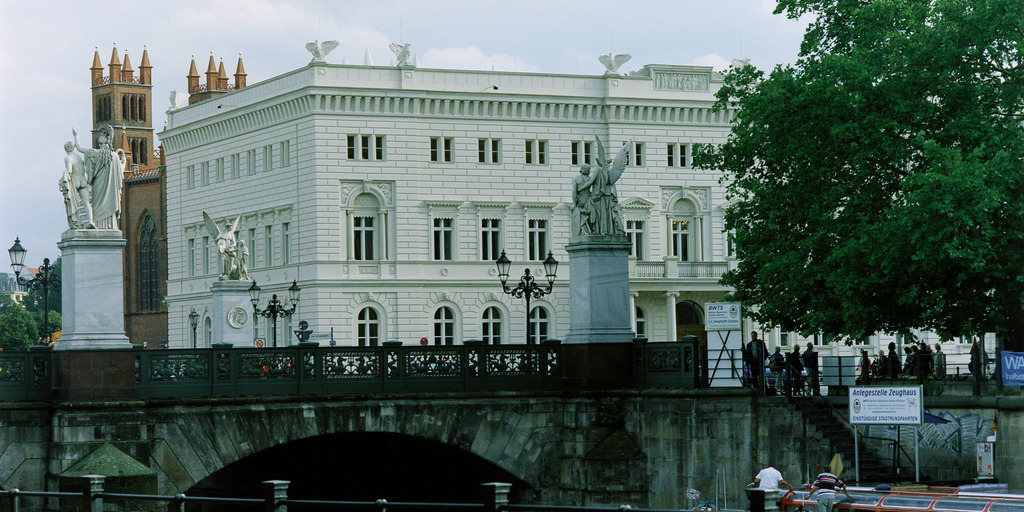 Gebäude Bertelsmann Repräsentanz von hinten