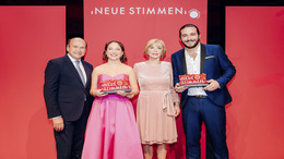 Liz Mohn, founder of the competition and Chairwoman of the Board of the Liz Mohn Foundation, and Dominique Meyer, Chairman of the NEUE STIMMEN jury, with the first prize winners of the NEUE STIMMEN competition 2024