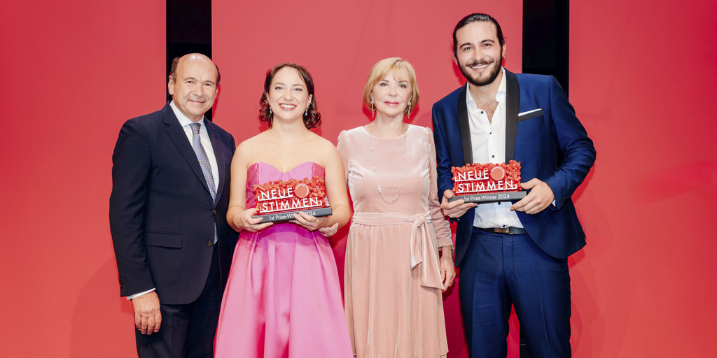 Liz Mohn, founder of the competition and Chairwoman of the Board of the Liz Mohn Foundation, and Dominique Meyer, Chairman of the NEUE STIMMEN jury, with the first prize winners of the NEUE STIMMEN competition 2024