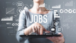 Weiblicher Torso mit grauem Oberteil zu sehen, im Vordergrund, plastisch wie davor schwebend Grafiken, Daten in Weiß. In der Mitte steht groß in Weiß "Jobs".