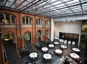 _MG_9060 Atrium runde Tische von oben.jpg(© 47303)