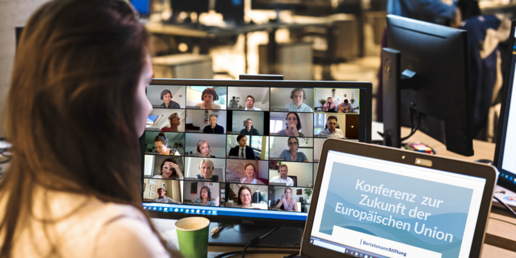 Teilnehmerin vor dem Monitor