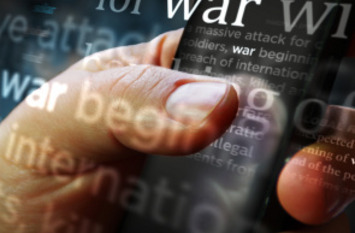 Hand mit einem Handy zu sehen und das ganze Bild ist mit wörtern hinterlegt, wie z. B.  war begins. Und jedes MAl ist das Wort war fett markiert