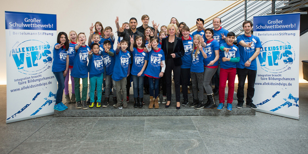 Gruppenbild: Andreas Bourani, Liz Mohn und Jugendliche aus Wittmund