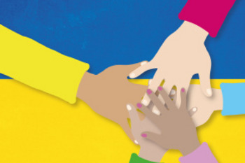 Der Hintergrund besteht aus den ukrainischen Farben blau-gelb der Flagge. Im Vordergrund liegen vier Hände übereinander. Es ist ein illustriertes Bild.