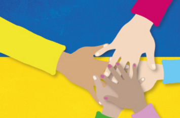 Der Hintergrund besteht aus den ukrainischen Farben blau-gelb der Flagge. Im Vordergrund liegen vier Hände übereinander. Es ist ein illustriertes Bild.