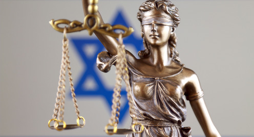 Symbol für Recht und Gerechtigkeit mit Israel-Flagge. Nahaufnahme.