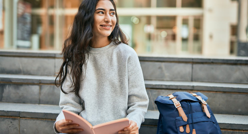 Junge Frau mit Rucksack