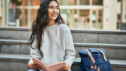 Junge Frau mit Rucksack