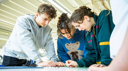 Junge Menschen arbeiten zusammen