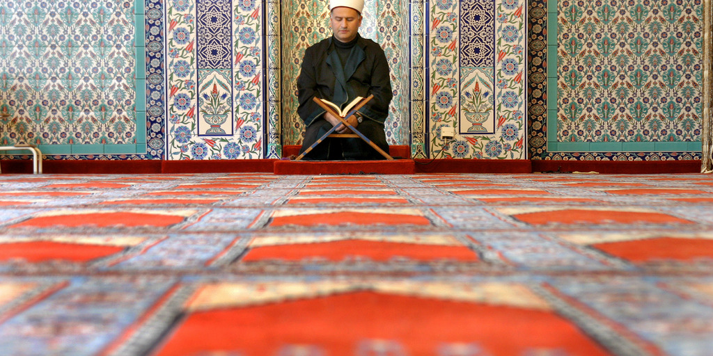 Imam betet in einer Moschee