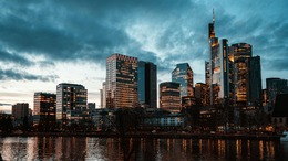 Moderne Stadtsilhouette mit Wolkenkratzern bei Einbruch der Dämmerung