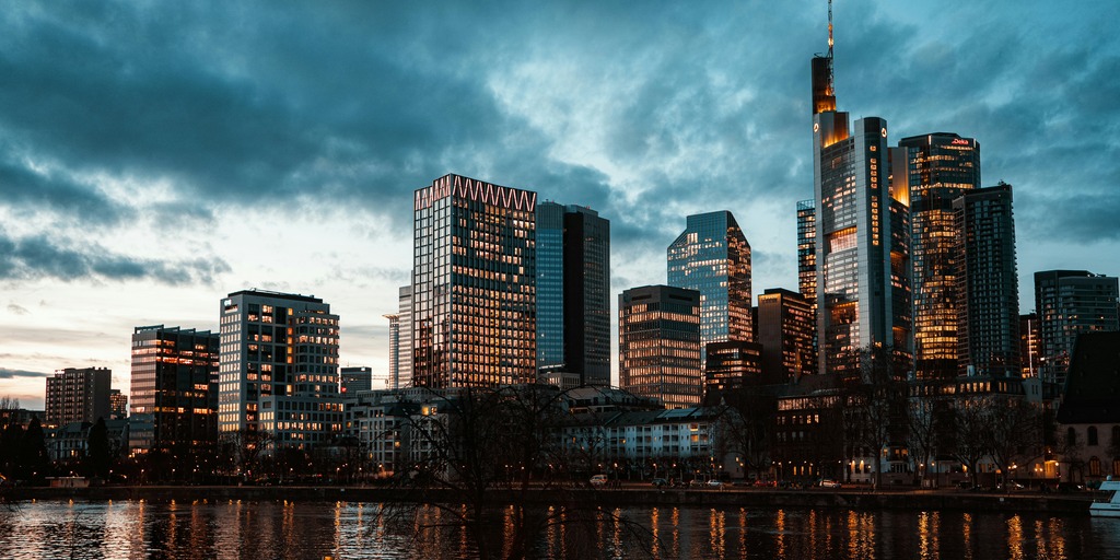 Moderne Stadtsilhouette mit Wolkenkratzern bei Einbruch der Dämmerung