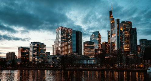 Moderne Stadtsilhouette mit Wolkenkratzern bei Einbruch der Dämmerung