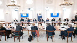 Foto vom Forum Bellevue am 11. März 2022, die Teilnehmer:innen sitzen an einem großen Tisch.