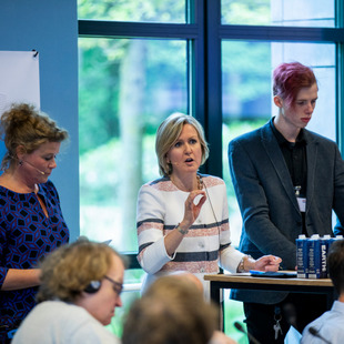 Lenneke Hoedemaker (2.v.l.), Ann Mettler (3.v.l.) and citizens in discussion