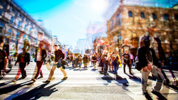 Das Bild zeigt eine Menschengruppe auf der Straße