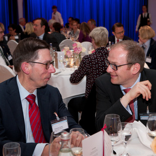 Menschen am Tisch