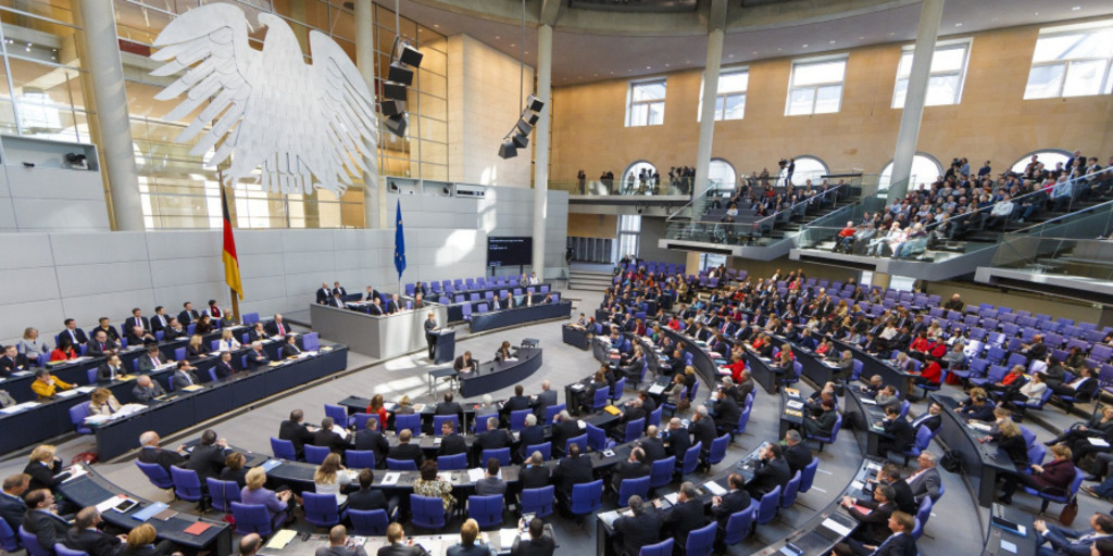 Blick in den Plenarsaal des Deutschen Bundestages während einer Rede von Bundeskanzlerin Angela Merkel.