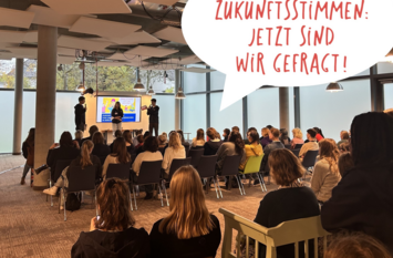 Bild von der Konferenz. Mehrere Personen