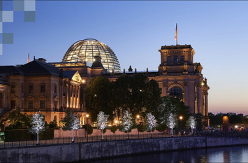 Bundestag in Berlin zu sehen. Im Vordergrund ist die Spree zu sehen