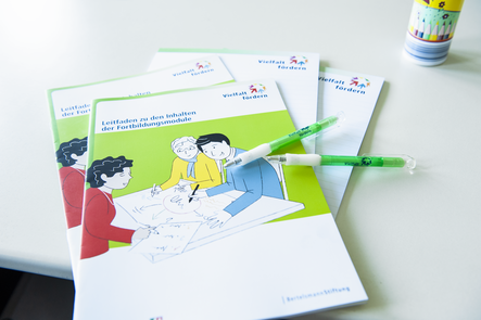 Leitfaden zu den Inhalten der Fortbildungsmodule liegt auf dem Tisch